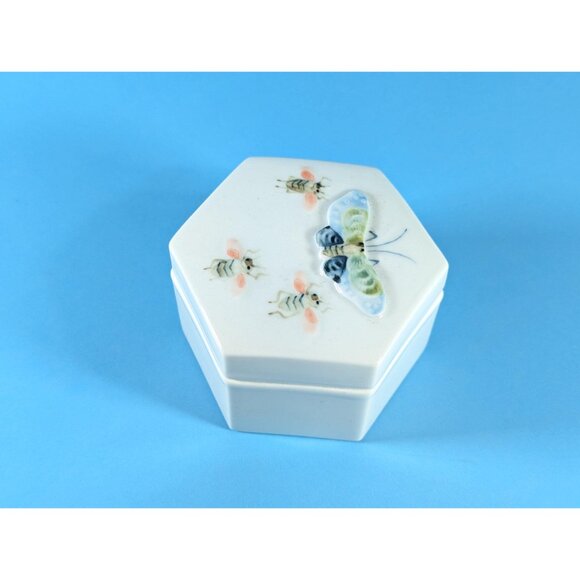 Vintage Chinese Hexagonal porcelain box with insect decorations, ceramic - Picture 2 of 9